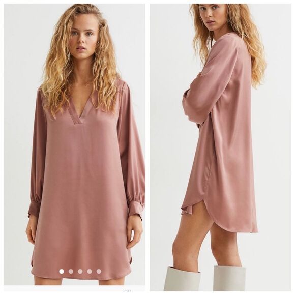Relaxed- fit, knee- length tunic in satin. - Picture 1 of 9